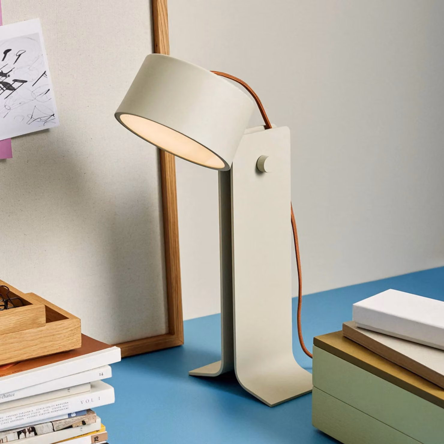 Hübsch Lampada da tavolo Crea, dimmerabile, Crema / Ambra, Soggiorno / Sala da pranzo, Alluminio, Design, Lampada da tavolo