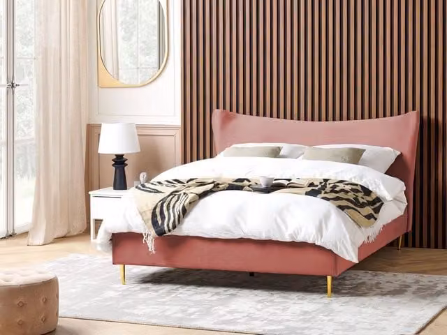 Letto Beliani in velluto rosa con struttura imbottita e gambe in legno e metallo, stile glamour, L/P/H: 160 x 200 x 109 cm