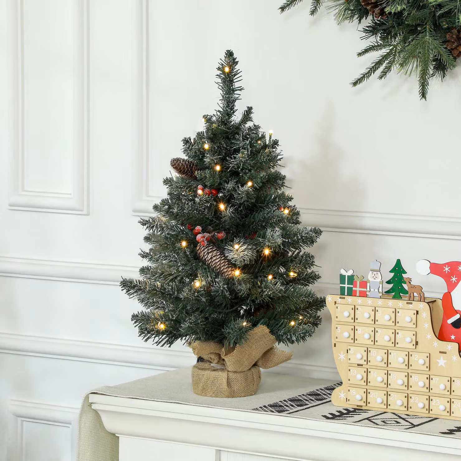 Mini Albero di Natale HOMCOM da tavolo con luci incorporate, pigne e bacche rosse, Verde, Altezza: 60 cm – 2