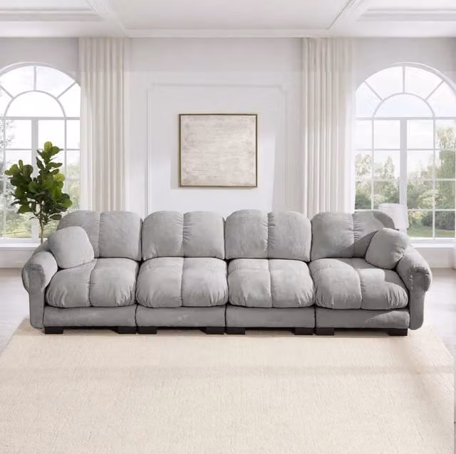 Divano modulare 330x86x90 cm in ciniglia con cuscini trapuntati; grigio chiaro