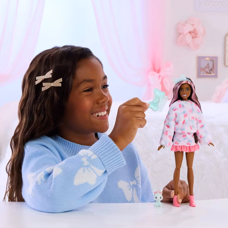 Mattel Barbie Cutie Reveal Serie Cuddly Bambola Rosa con Costume e 10 Sorprese