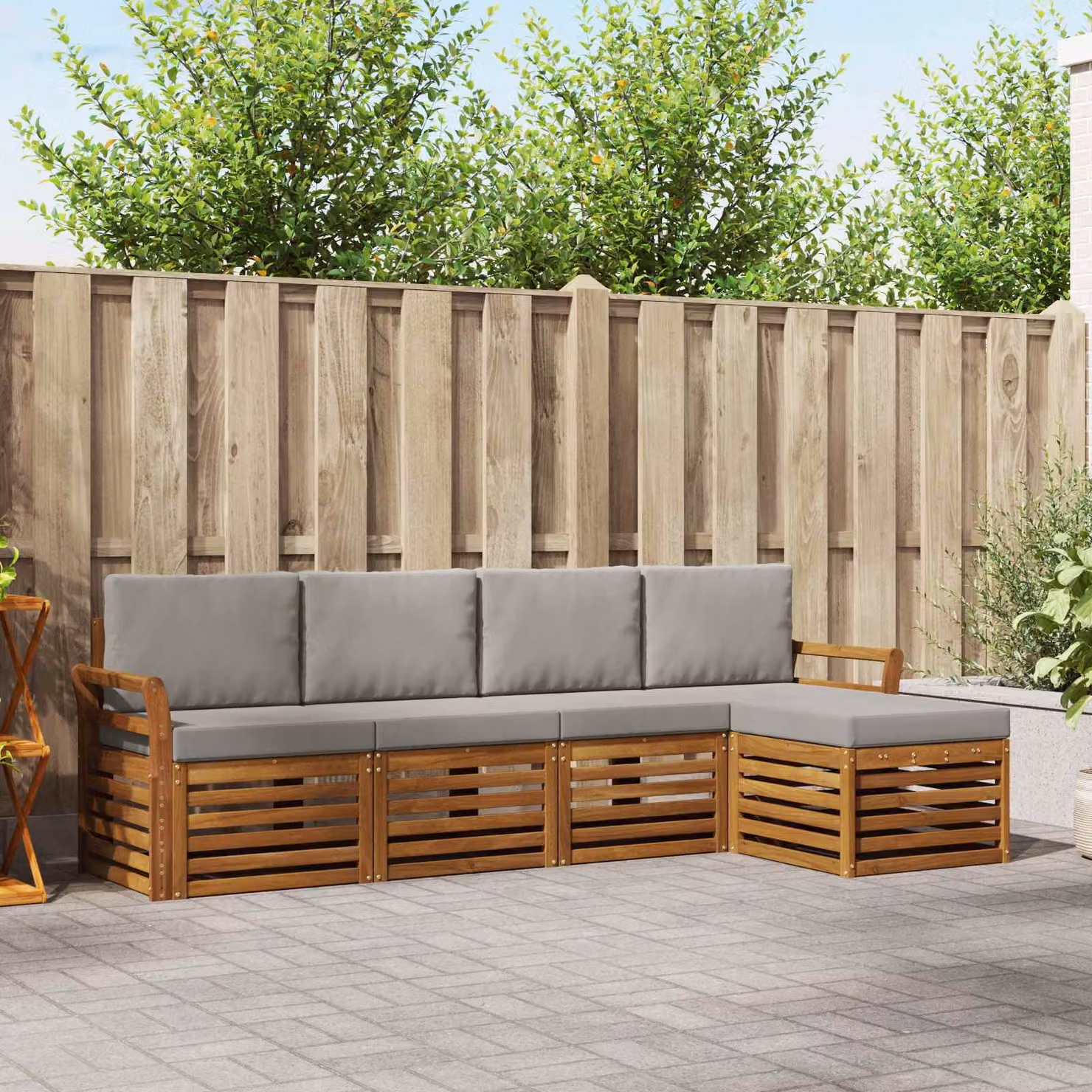 vidaXL Set di divani da esterno a L in legno di acacia con pouf e cuscini, Beige e Grigio