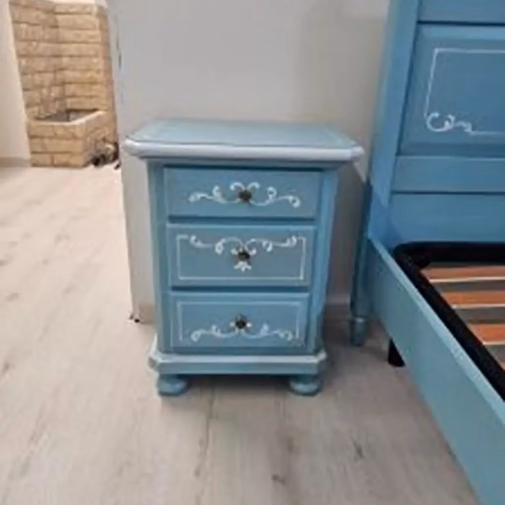 Comodino KIVIO in legno massiccio azzurro anticato modello Napoli con decoro provenzale floreale e dettagli bianchi – 2