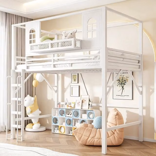 Letto a soppalco per bambini 90x200 cm in metallo con design a tetto, scala di sicurezza e ripiano, ideale per camerette