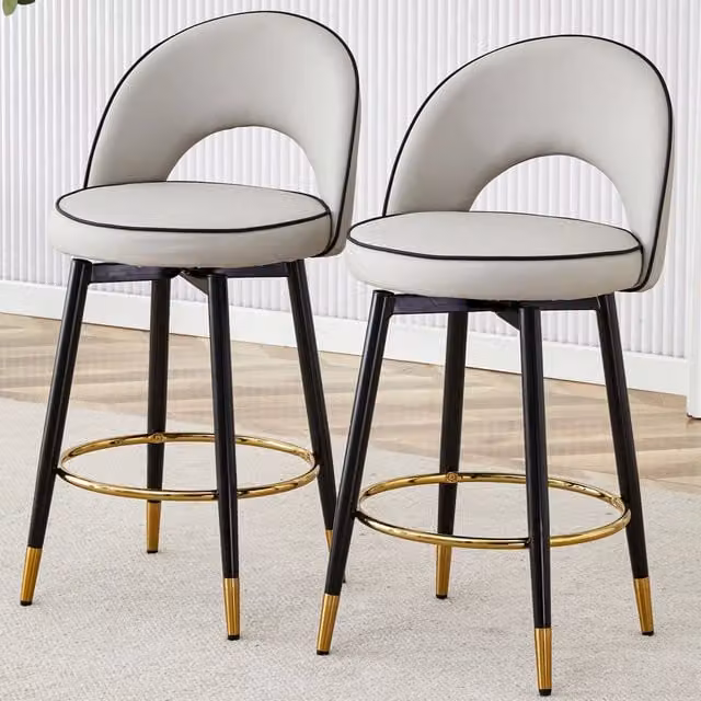 Sgabello da bar girevole a 360 OKWISH con schienale traforato e gambe in metallo, rivestimento in similpelle grigio e bianco con dettagli oro