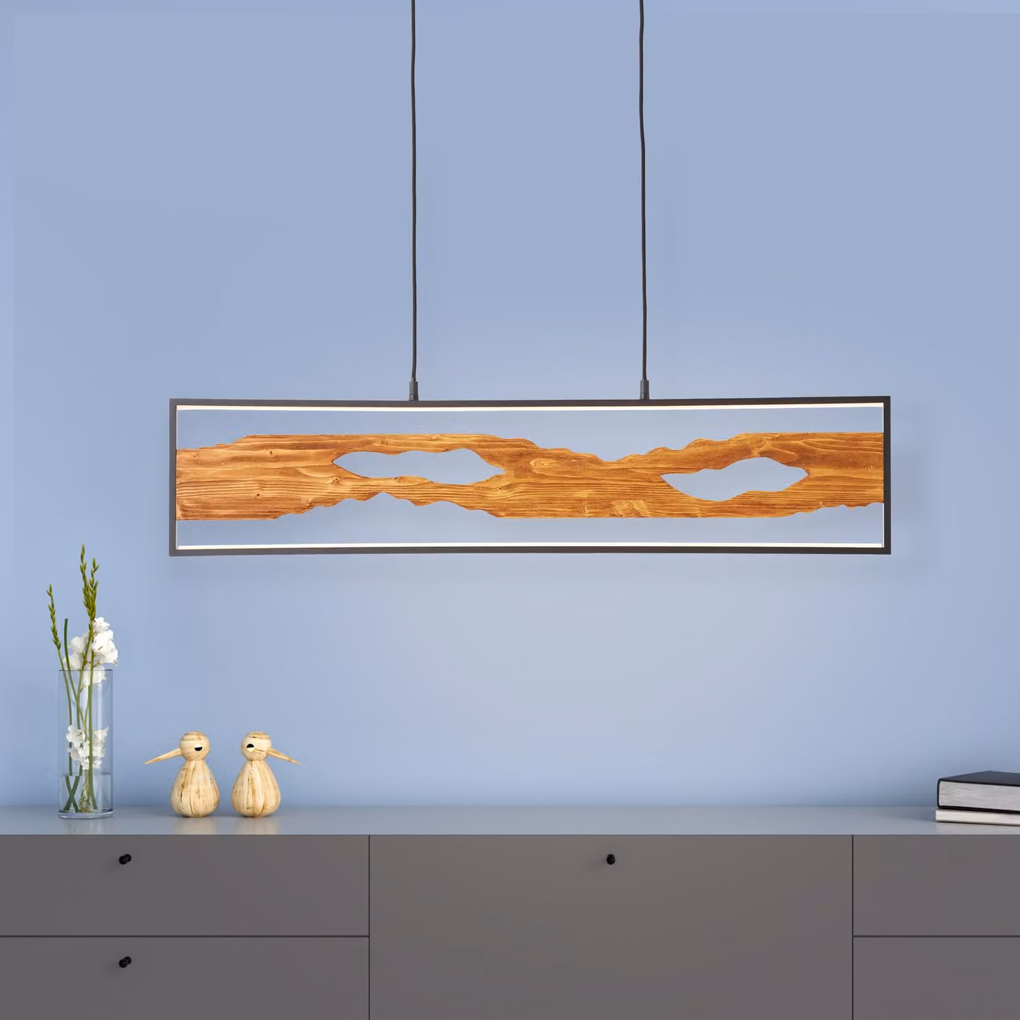 BRILLANTE lampada a sospensione a LED nera CHAUMONT | lampada a sospensione regolabile in altezza con luce bianca calda | 150 cm di altezza x 8,5 cm di larghezza | 17 W 2300 lumen 3000 Kelvin | alluminio/metallo/legno