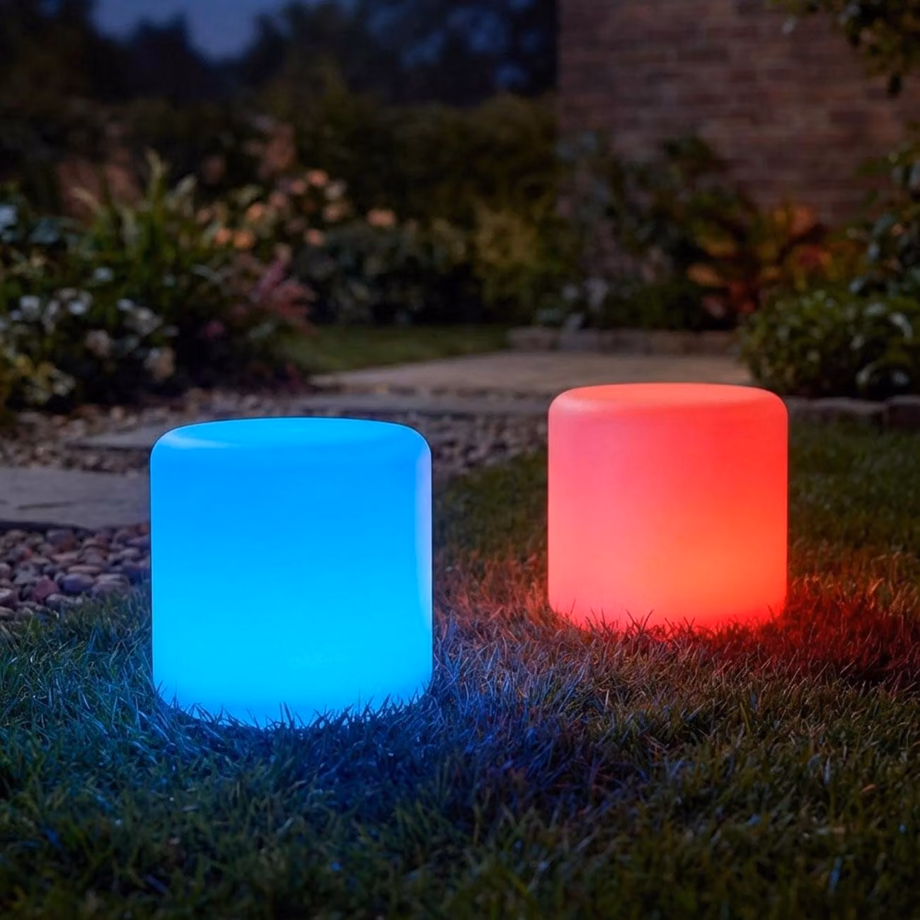 Set da 2 lampade da tavolo e da giardino a LED solari, dal design moderno e cilindrico, con picchetto da terra, cambio colore RGBW, ricaricabili tramite USB, grado di protezione IP44 resistente agli agenti atmosferici
