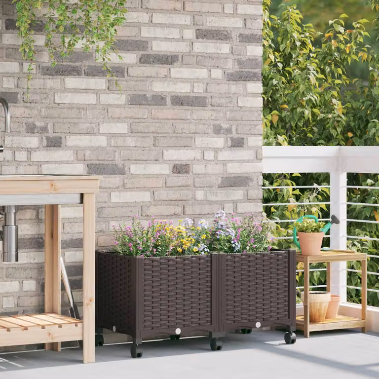 Vaso da giardino con ruote vidaXL marrone in plastica L: 80 cm, P: 40 cm, H: 44 cm