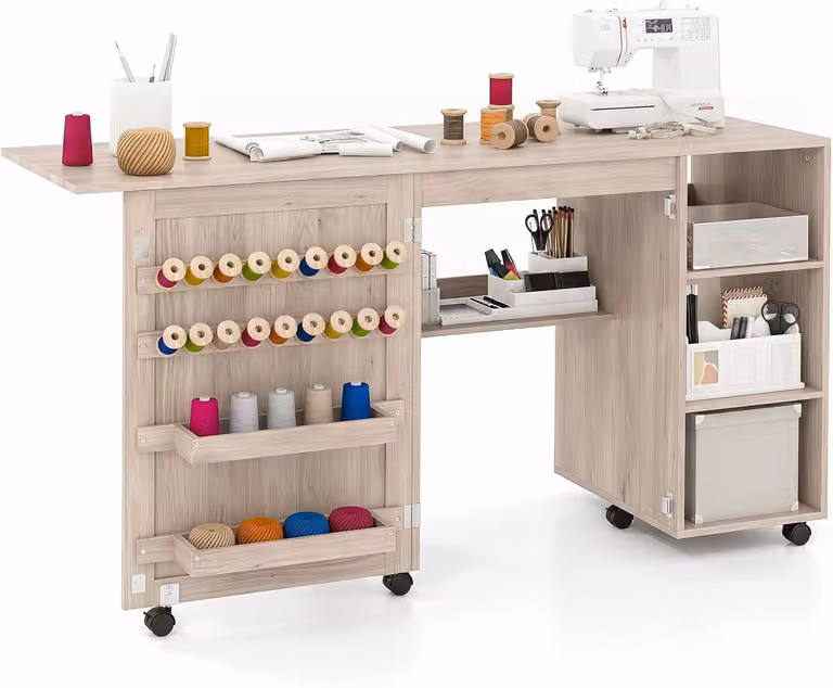 COSTWAY - Tavolo pieghevole 2 in 1 per macchina da cucire, tavolo per macchina da cucire con ripiani, 18 ganci e contenitori, tavolo da cucito con rotelle, colore naturale