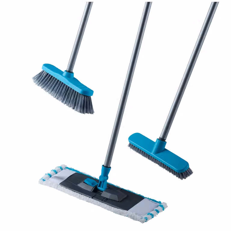 Set di pulizia Edco 5 in 1 con manico in acciaio, mop in microfibra e accessori pieghevoli, colori assortiti (blu, verde, rosa)