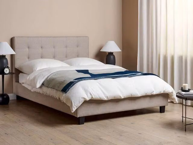 Letto imbottito Beliani Glamour in tessuto grigio con rete a doghe arcuate L/P/H: 218 x 140 x 280 cm – 1