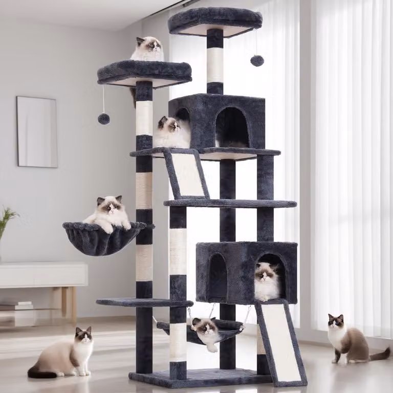 Albero per gatti con diverse colonne per graffiare e piattaforme