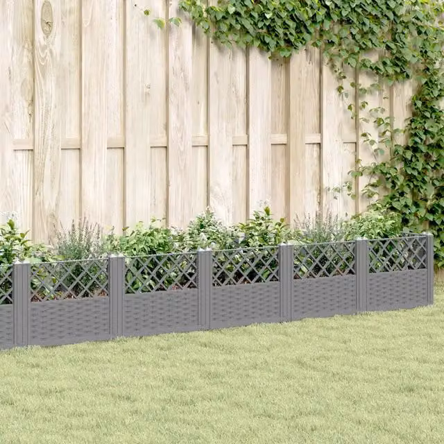 Fioriera da giardino Design Mania con picchetti per piante, letto rialzato in plastica grigio chiaro, L: 363,5 cm, P: 43,5 cm, H: 43,5 cm