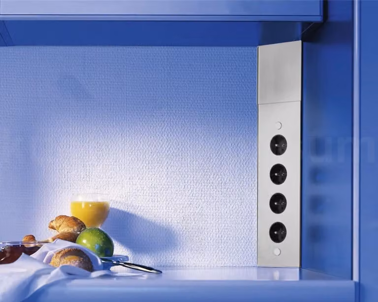 Presa ad angolo Thebo 17586F in acciaio inox a 4 prese verticali standard francese