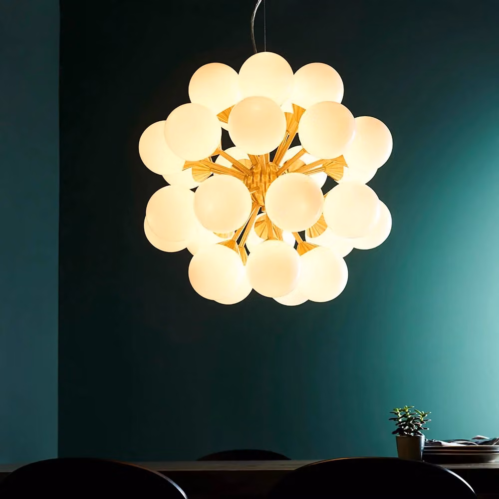 Lampadario a sospensione OSCAR Endon in ottone spazzolato e sfere in vetro opale bianco, stile mid-century, 28xG9 – 2