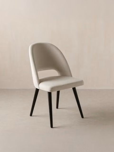 Sedia imbottita Hole beige con gambe in legno massello nero Kenay Home