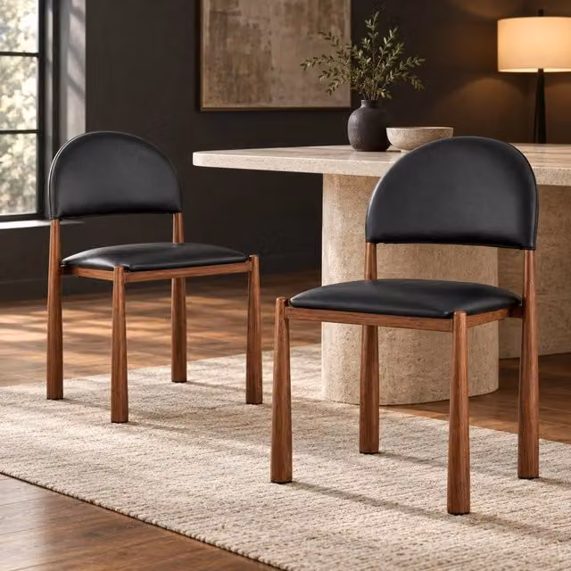 Sedia da pranzo imbottita in PU nero con schienale semicircolare e gambe in metallo