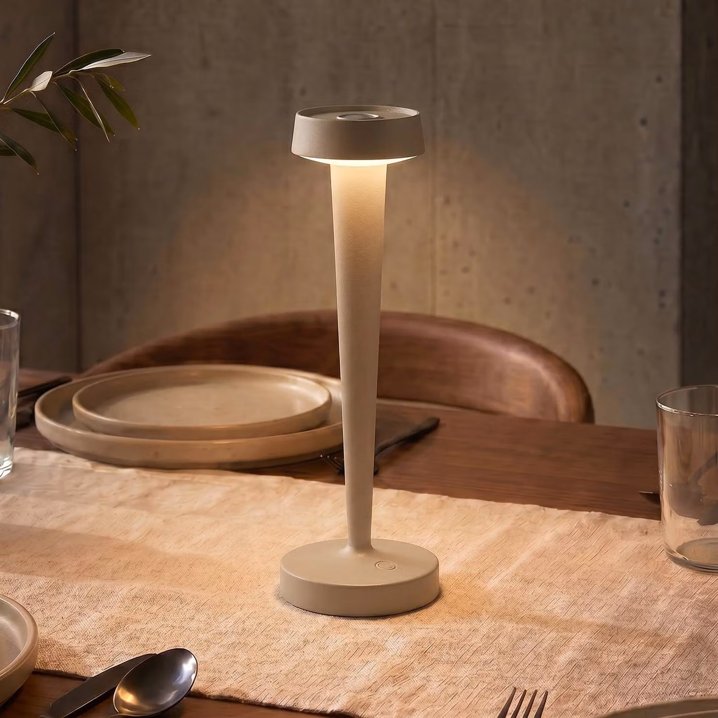 Lucande Portacandele a batteria LED Lea, vaso, beige, 28 cm Lea Lucande, dimmerabile, Crema / Ambra, Soggiorno / Sala da pranzo, Metallo, Moderno