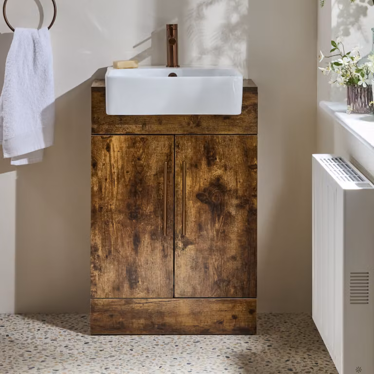 Mobile Bagno a Terra Rovere Scuro da 550mm con Lavabo e Maniglie con Barra a T in Rame Satinato - Cluo