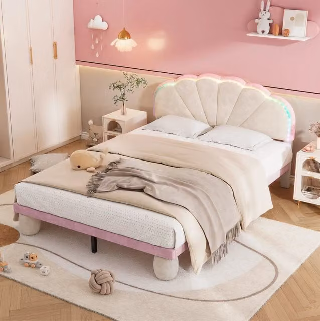 Letto imbottito 140x200 cm in velluto beige e rosa con testiera sagomata e strisce LED multicolore