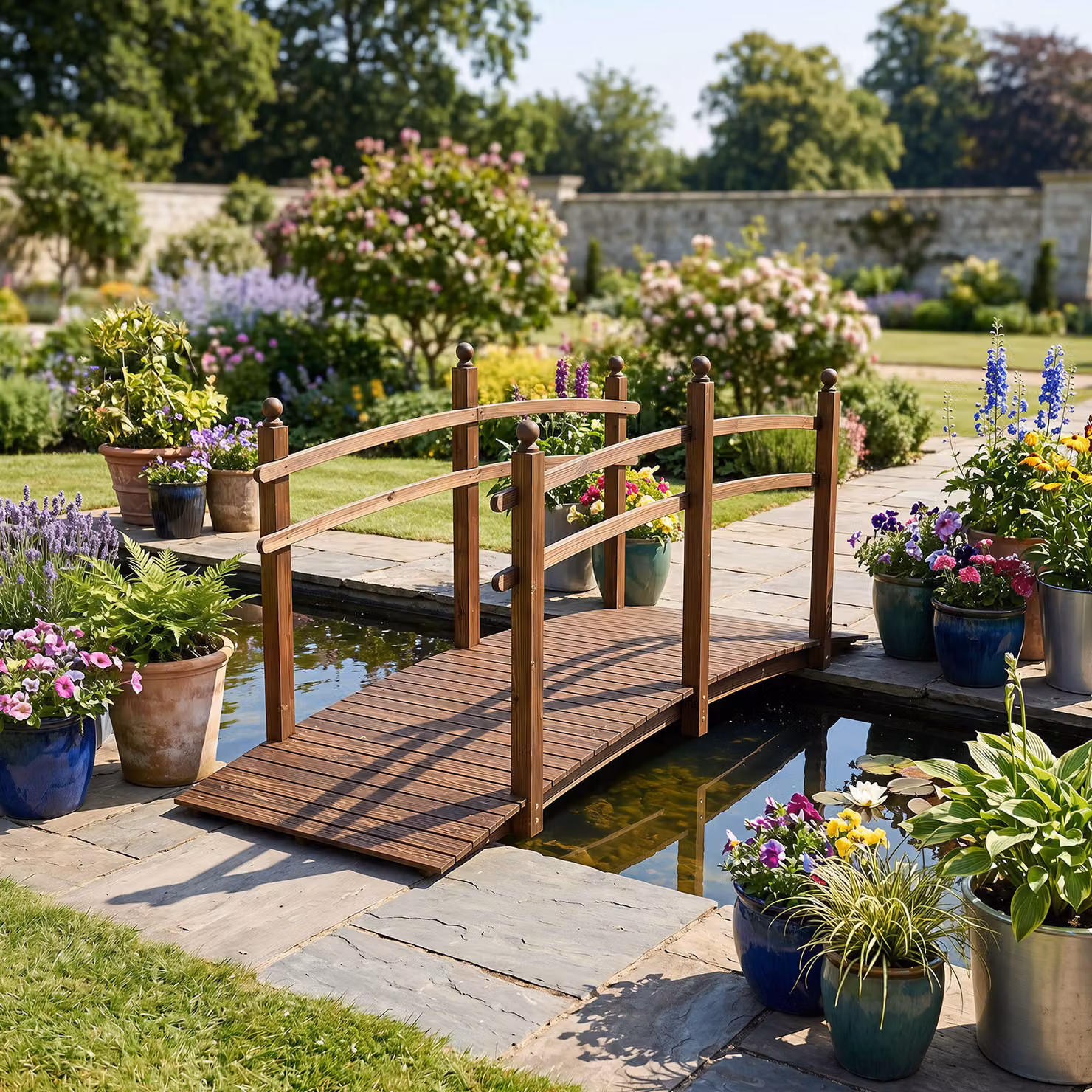 Ponte da giardino decorativo Costway in abete carbonizzato marrone con ringhiere, adatto per cortile e fattoria, L: 230 cm, P: 73 cm, H: 108 cm