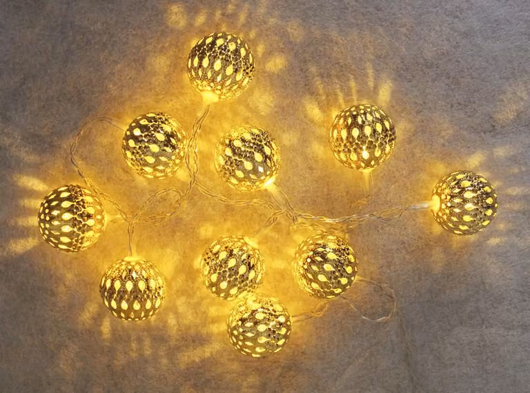 Catena luminosa da 1 metro, con 10 sfere LED dorate, temperatura di colore 3000 K, luce bianco caldo