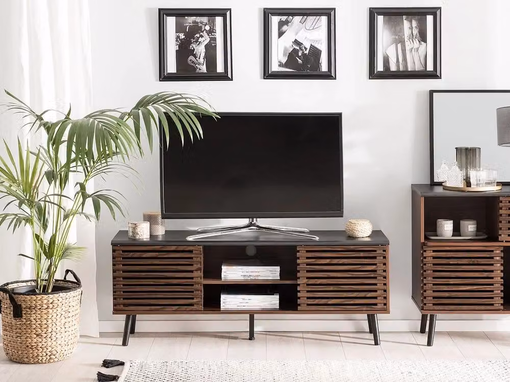 Mobile TV BELIANI in legno scuro con ante scorrevoli a doghe, adatto per schermi fino a 63 pollici, L: 140 cm, P: 40 cm, H: 54 cm – 2