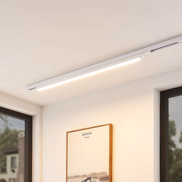 Arcchio Lampada a binario LED Harlow, bianca, 109 cm, 3.000 K Harlow, Bianco / Opale, Studio / Ufficio, Alluminio, Moderno