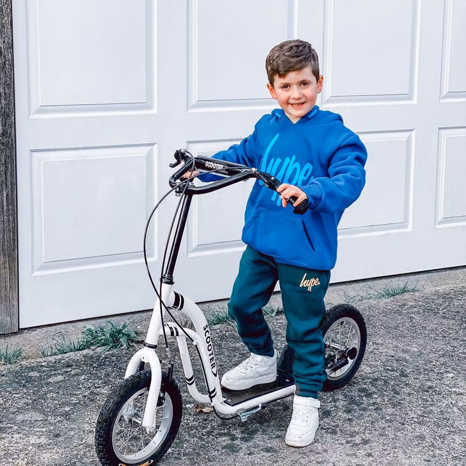 Monopattino per bambini HOMCOM con altezza regolabile, freni doppi e pneumatici gonfiabili in alluminio, colore bianco – 2