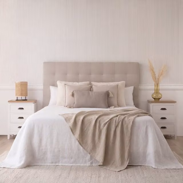 Set Banak composto da testiera imbottita Neris beige e 2 comodini Avelin per letto da 150/160 cm