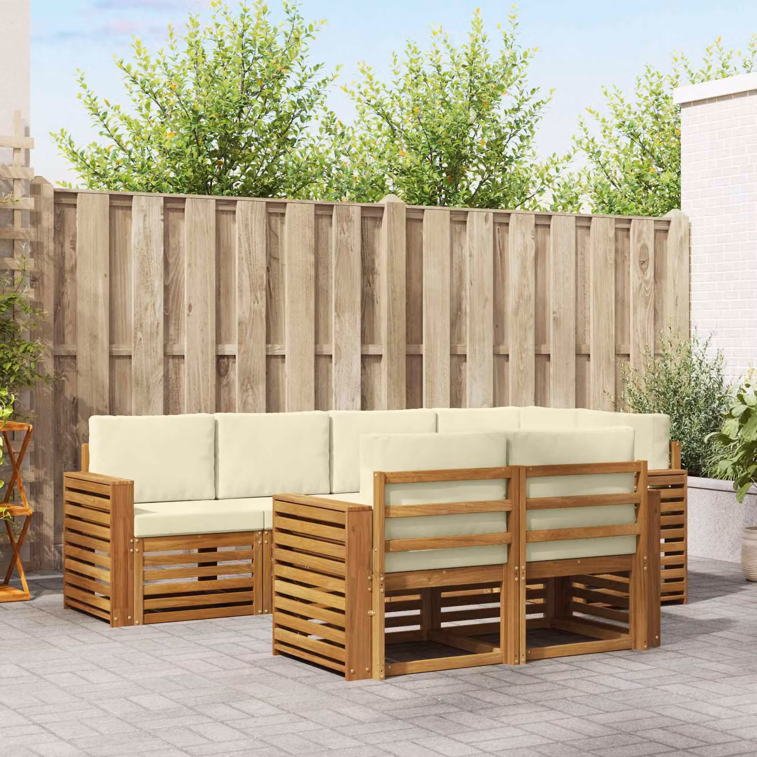 Set di divani da esterno vidaXL 7 pz a forma di L in legno di acacia con cuscini beige e bianchi in poliestere resistente ai raggi UV