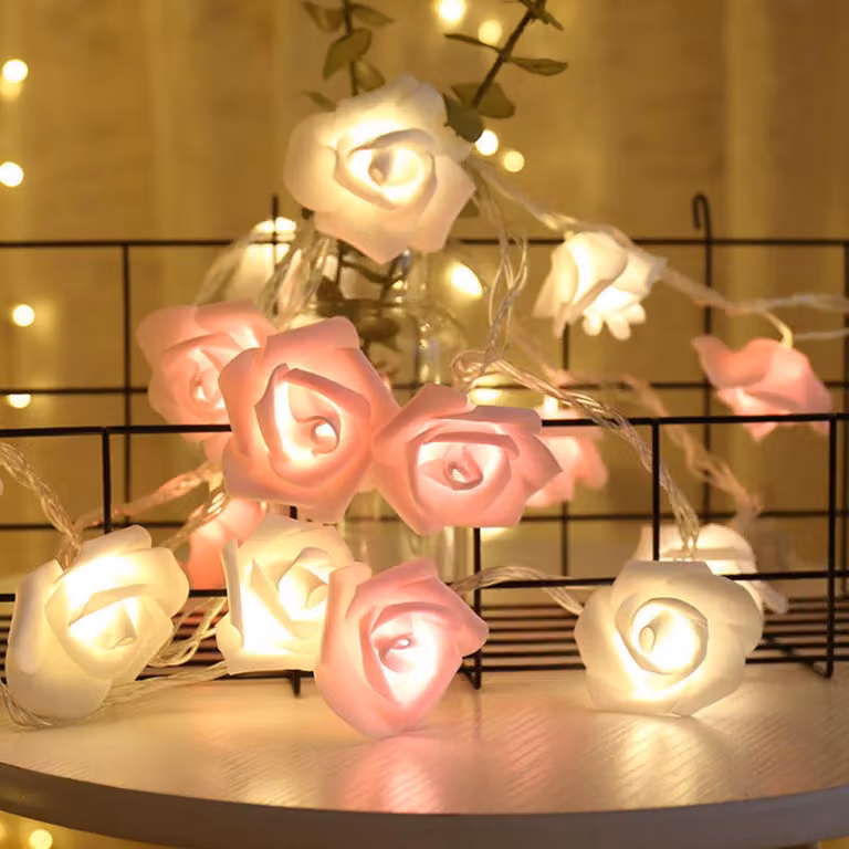 Catena luminosa a LED, decorazioni a forma di rose, adatta per matrimoni, feste, decorazioni, nei colori rosa chiaro e bianco