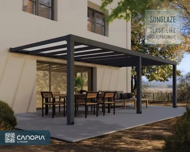 Pergola addossata in alluminio Premium Stockholm di Canopia, colore antracite con copertura trasparente in policarbonato, L: 7.3 m, P: 3.4 m – 1