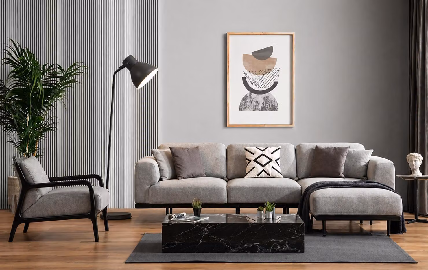 Elegante divano imbottito: divano angolare a forma di L e poltrona in grigio chiaro