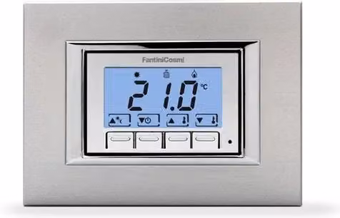 Termostato da incasso touchscreen Fantini Cosmi con display, disponibile in bianco, argento o antracite