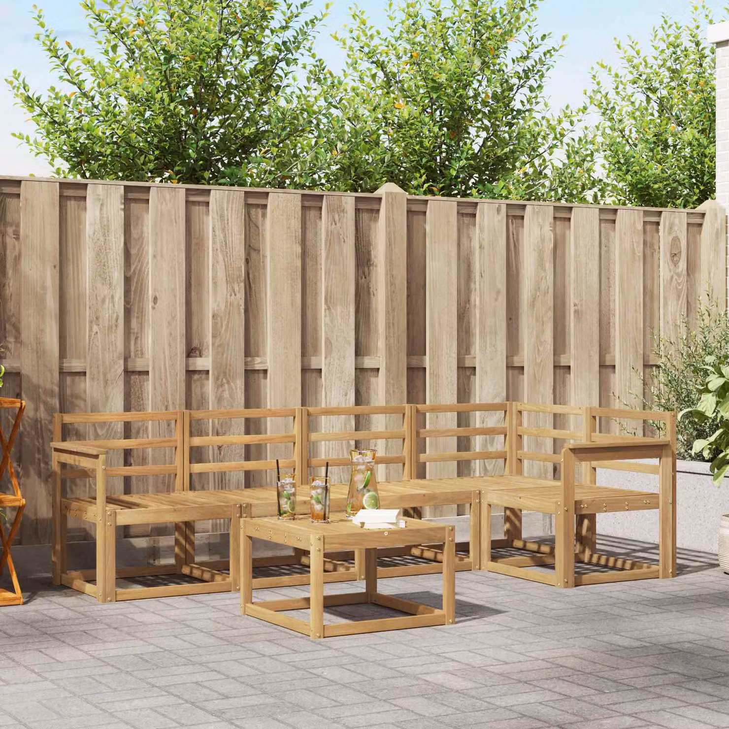 Set di divani da esterno vidaXL in legno di acacia con cuscini bianchi e marroni, composizione a L con tavolino da giardino