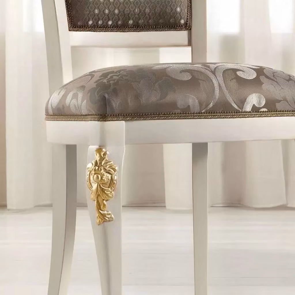 Sedia intagliata in legno imbottita con decoro floreale Mobili 2G in bianco, oro e argento – 2
