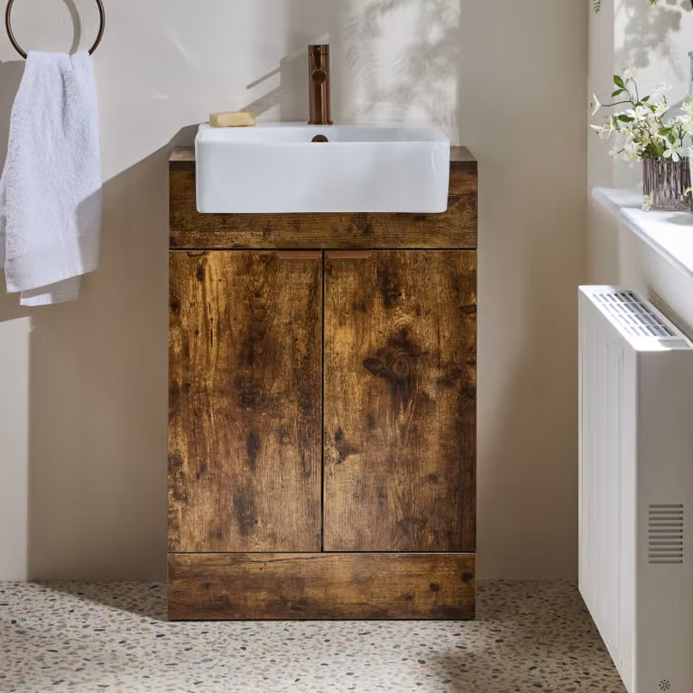 Mobile Bagno a Terra Rovere Scuro da 550mm con Lavabo e Maniglie con Impugnatura a Dito in Rame Satinato - Cluo