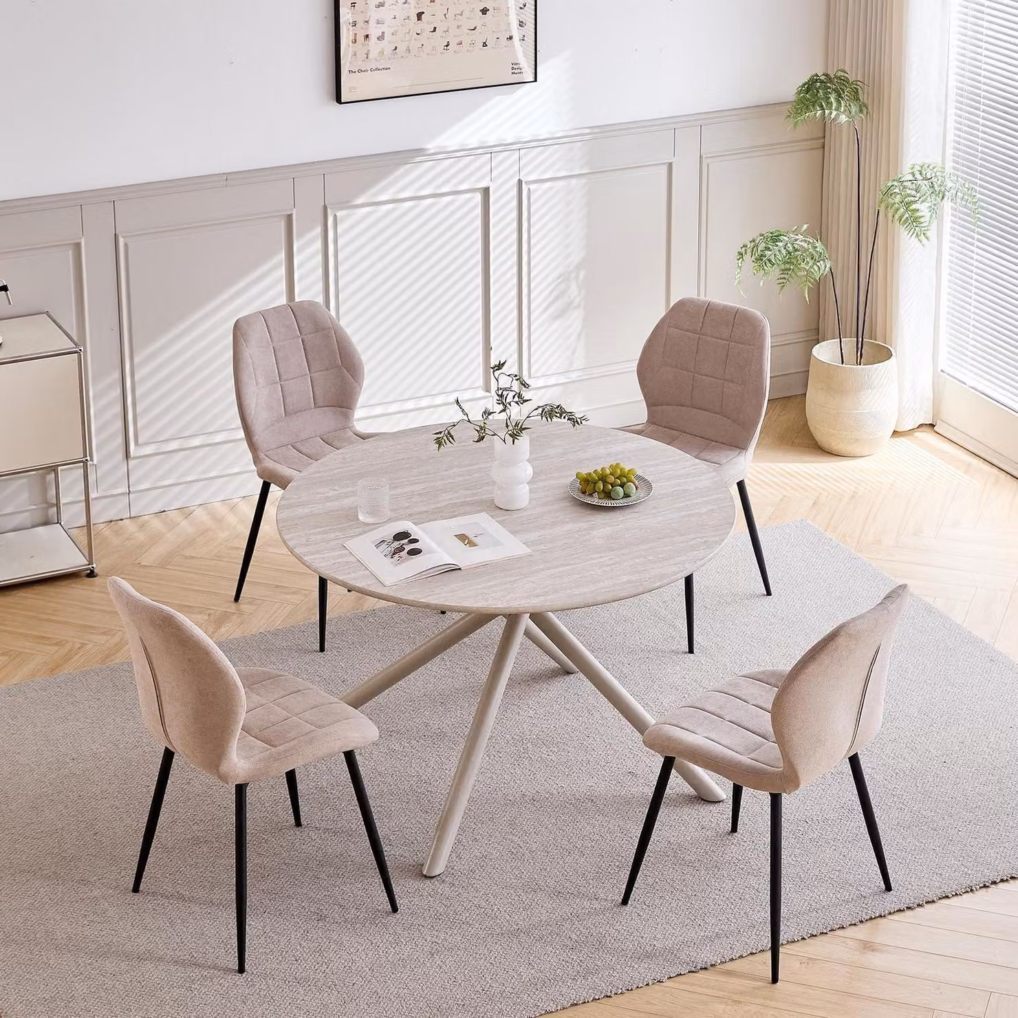 Set da pranzo composto da un tavolo rotondo in legno color grigio chiaro e 4 sedie beige con gambe in metallo, dimensioni: 115x115x73 cm