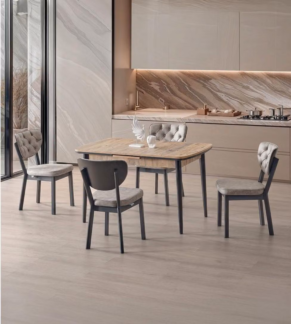 Set per sala da pranzo: tavolo da pranzo e 4 sedie. Colore: marrone. Materiale: legno. Stile: moderno, confortevole