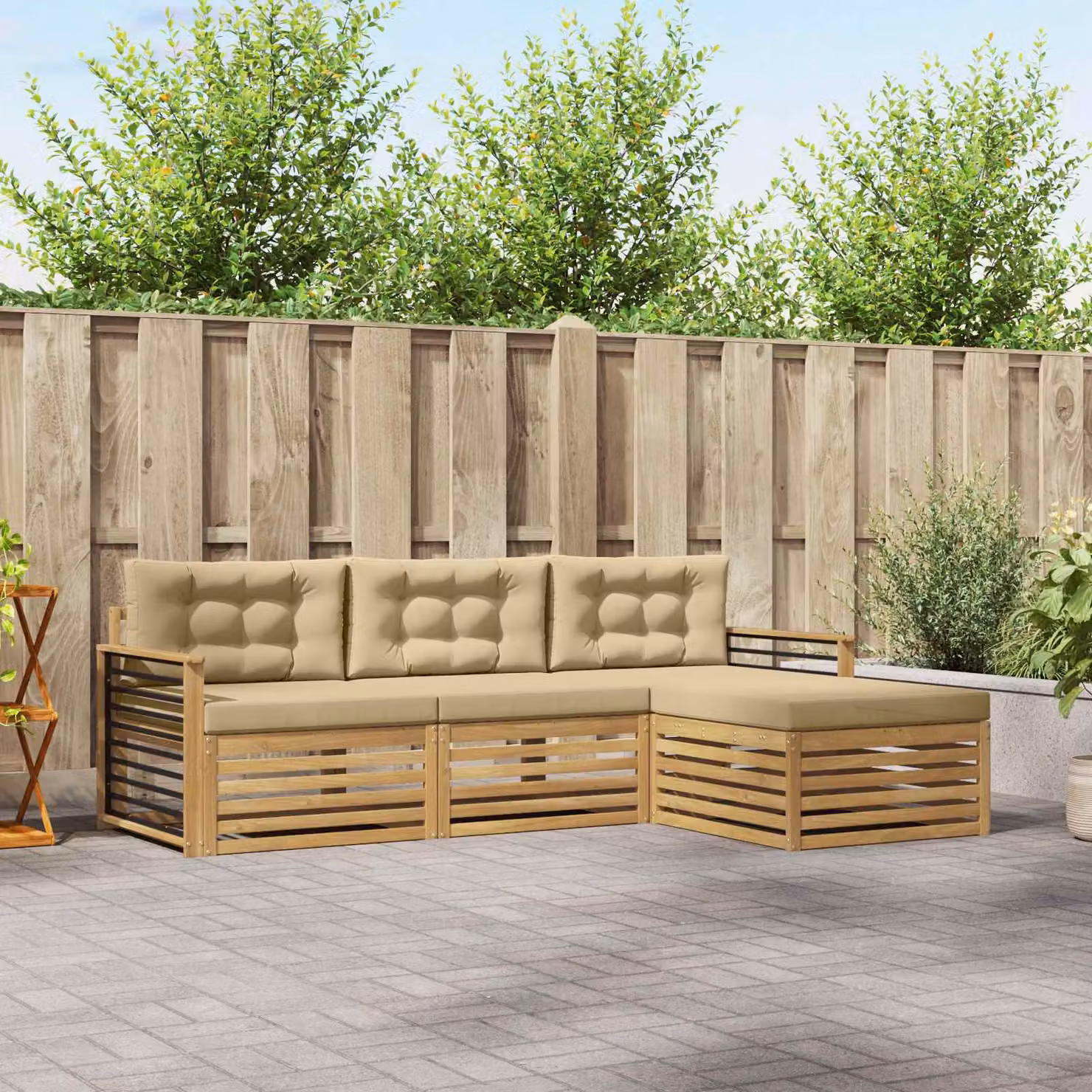 vidaXL Set di divani da esterno a L composto da 4 pezzi in legno di acacia con cuscini Bianco e Beige