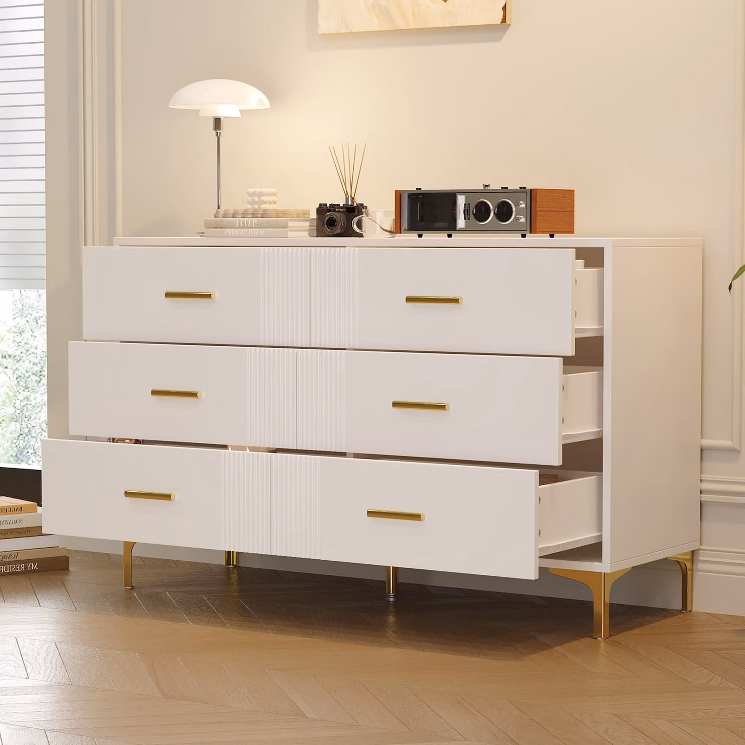 Cassettiera Flieks con 6 cassetti, 120x40x76 cm, cassettiera con gambe in metallo dorato, mobile laterale bianco