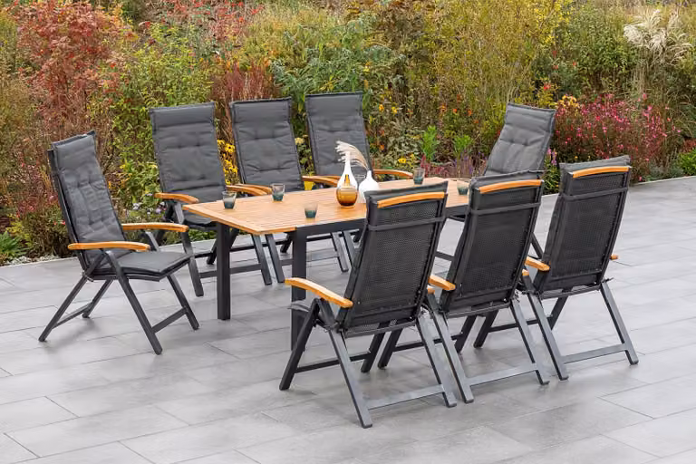 Set di mobili da giardino Merxx Tilos, 17 pezzi, 8 sedie pieghevoli con cuscini inclusi, tavolo allungabile 150 (200) x 90 cm – alluminio/acacia