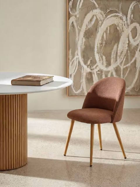 Sedia rivestita Brila Kenay Home colore terracotta con struttura in legno per la tua zona pranzo