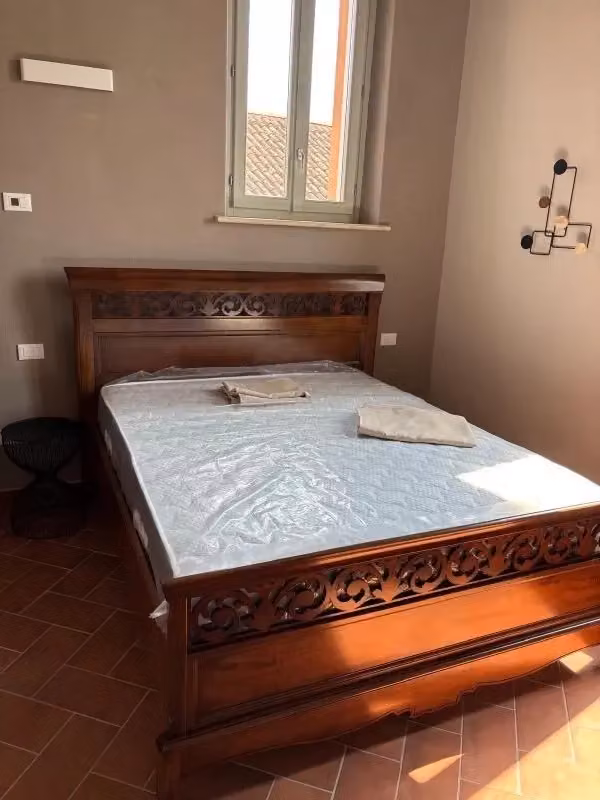 Letto matrimoniale classico Bassano traforato in legno noce Mobili 2G L/P/H: 180 x 216 x 120 cm – 2