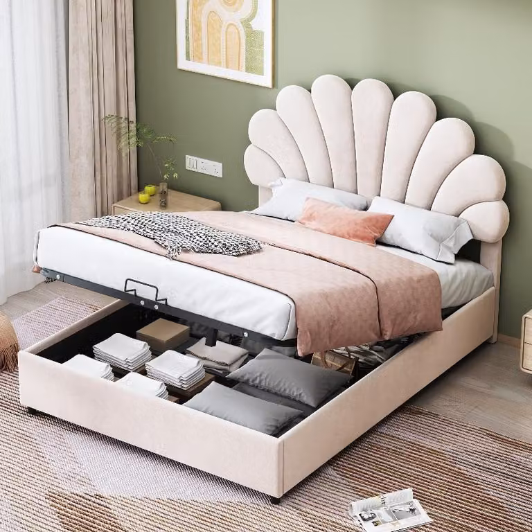 Letto imbottito 140x200 cm con testiera decorata con motivi floreali, rete a doghe, testiera regolabile in altezza e vano contenitore con sistema idraulico, rivestito in velluto color beige