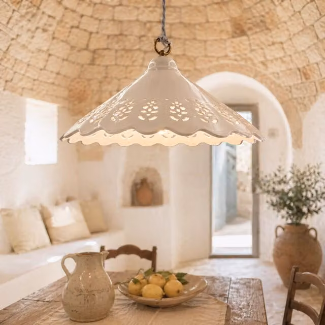 Lampadario a sospensione VOLTERRA di Ceramiche Borso in ceramica bianca con design a cono e altezza regolabile