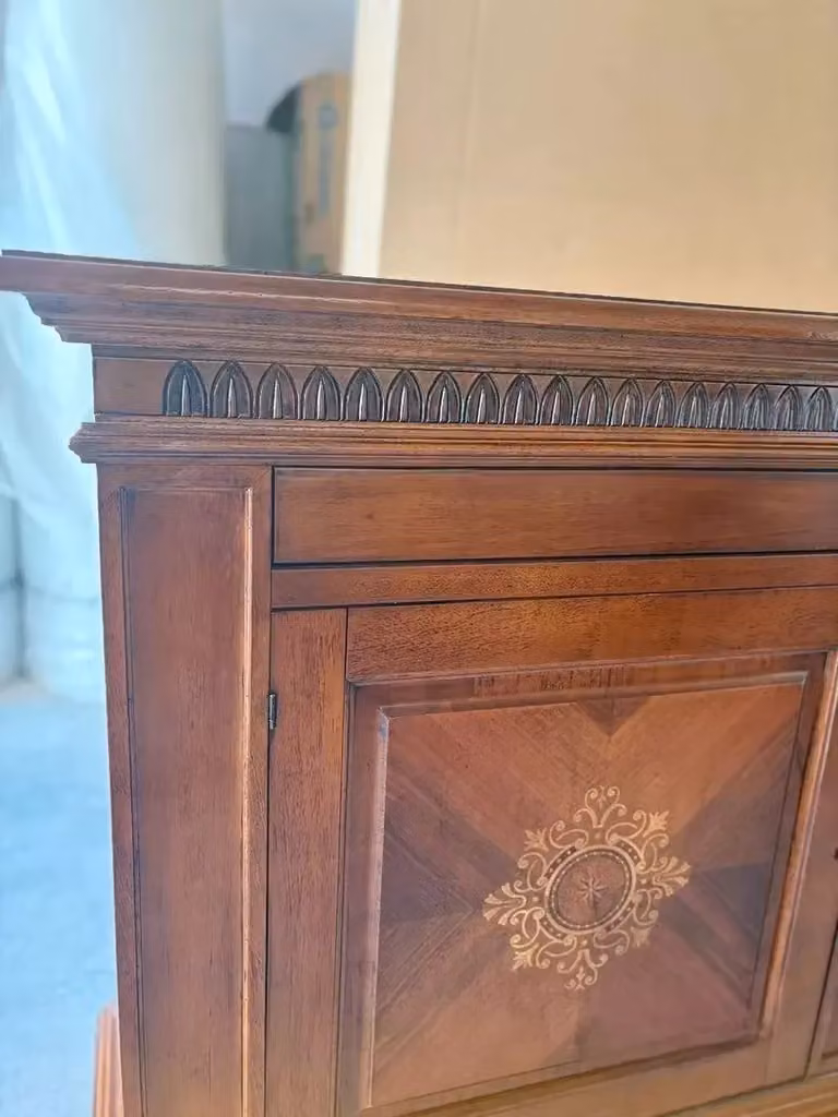 Madia credenza Bassano in legno di pino intarsiata con 2 porte di Mobili 2G, colore marrone, L: 151 cm, P: 54 cm, H: 122 cm