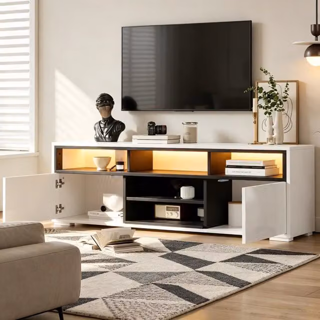 Mobile porta TV OKWISH moderno con illuminazione LED integrata, finitura lucida bianca, 2 ante e vani aperti, L: 150 cm, P: 35 cm, H: 50 cm – 1