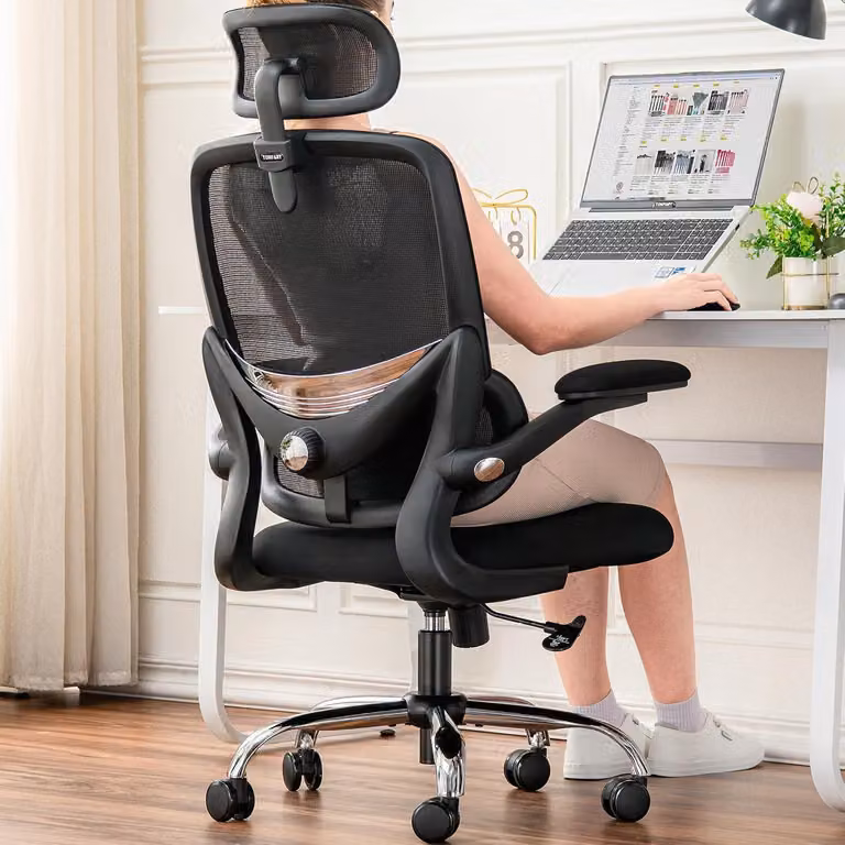 Sedia da ufficio ergonomica con braccioli pieghevoli, schienale alto traspirante, supporto lombare e poggiatesta rimovibile